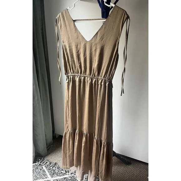 Tahari Dresses & Skirts - Tahari Dress Womens Small Beige Sleeveless Midi Sinch Waist V Neck Satin Casual